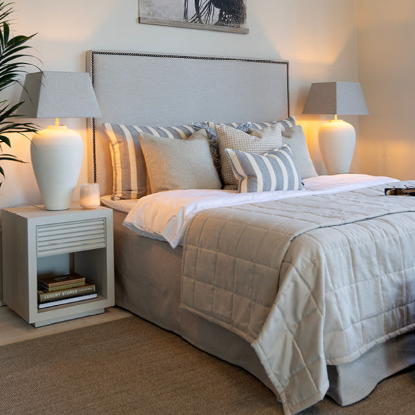 HAYDEN sängbord, Ivory Mist från Artwood
