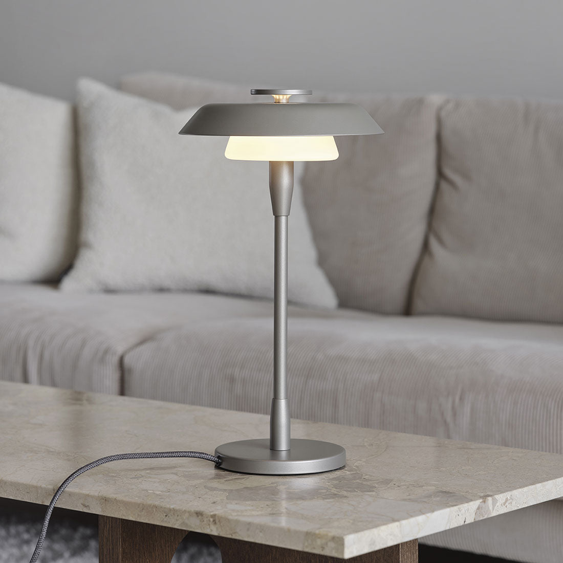 Bordslampa Horisont höjd 36,5 cm metallic champagne