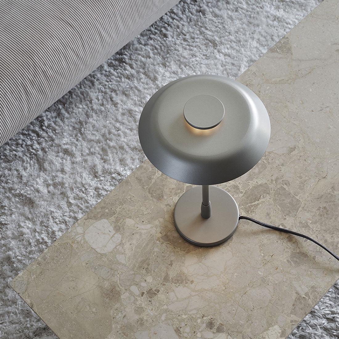 Bordslampa Horisont höjd 36,5 cm metallic champagne