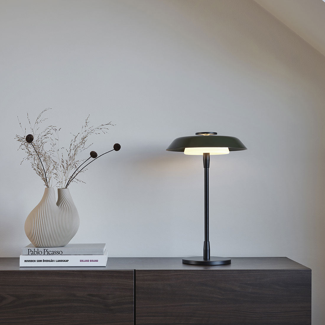 Bordslampa Horisont höjd 47,5 cm mattsvart/blank skogsgrön